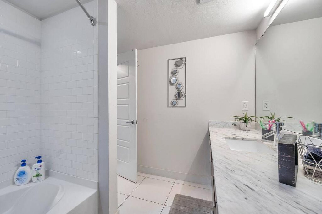 Luxury Apt 3 Mins To Dt Tampa -Pool-Gym-Balcony מראה חיצוני תמונה